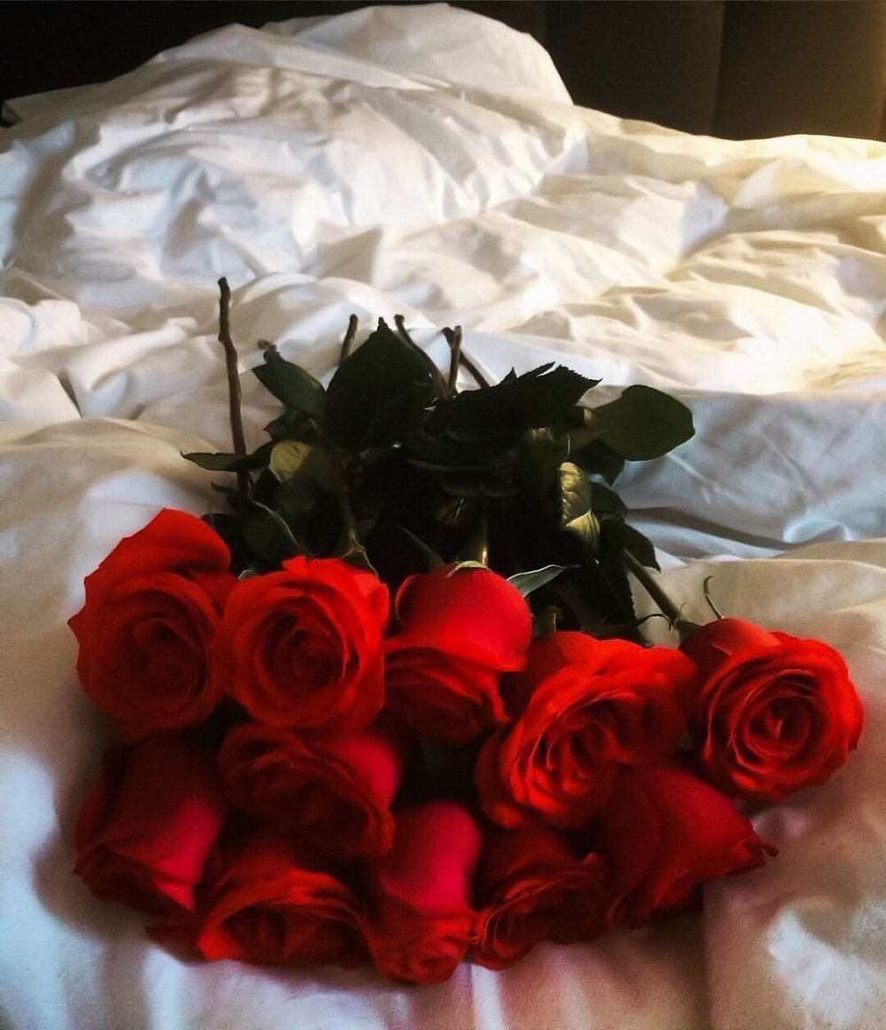 Букет цветов на кровати