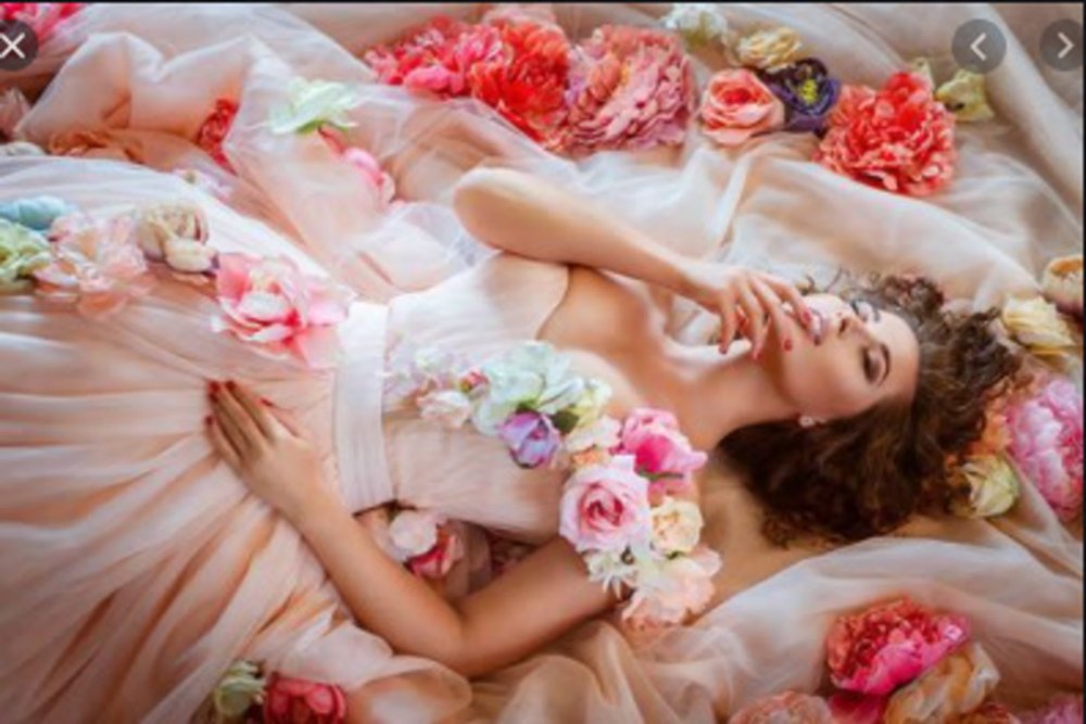 Девушка лежит в цветах