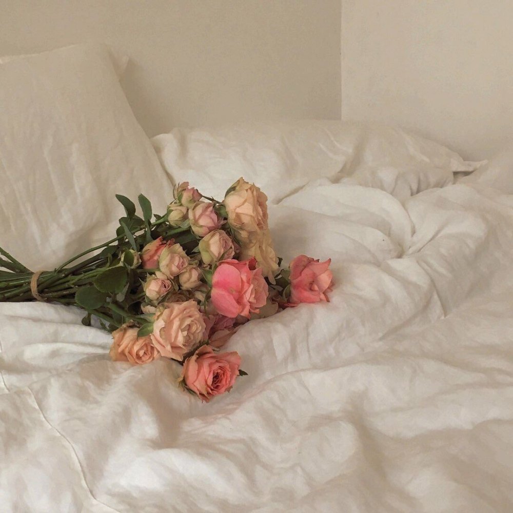 Букет цветов на кровати фото