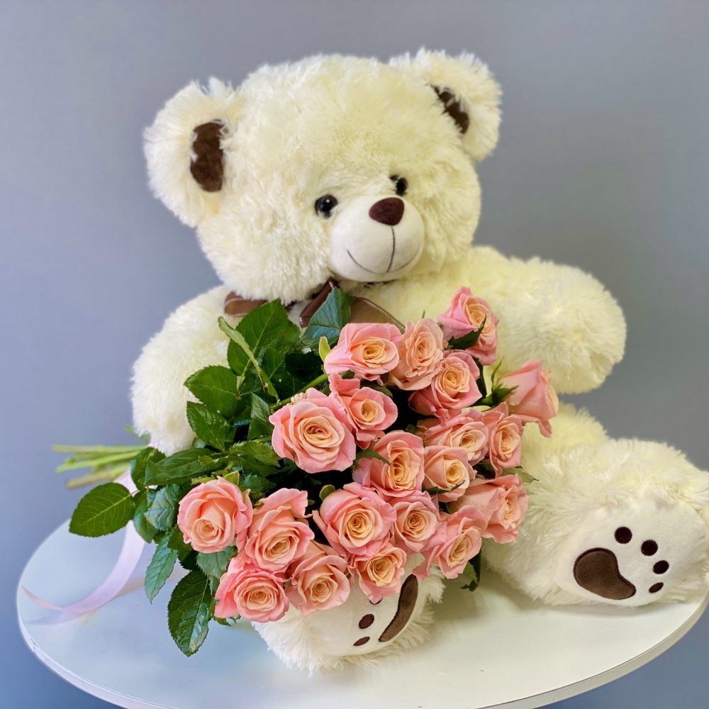 Медвежонок с букетом цветов