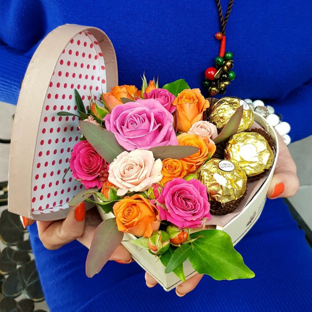 Букет цветов с конфетами