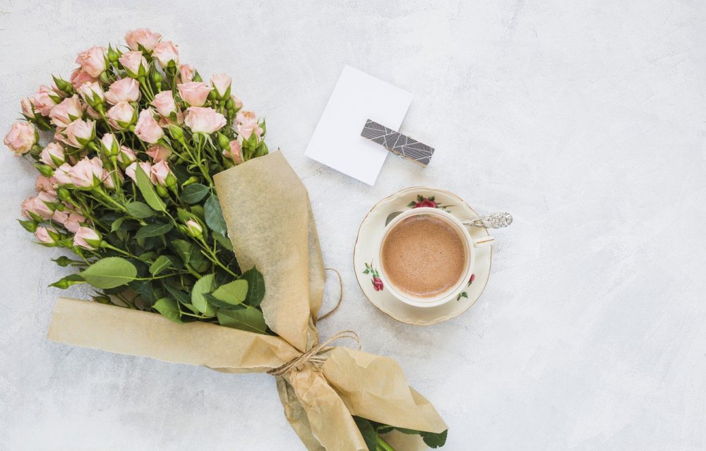 Цветы и кофе на столе