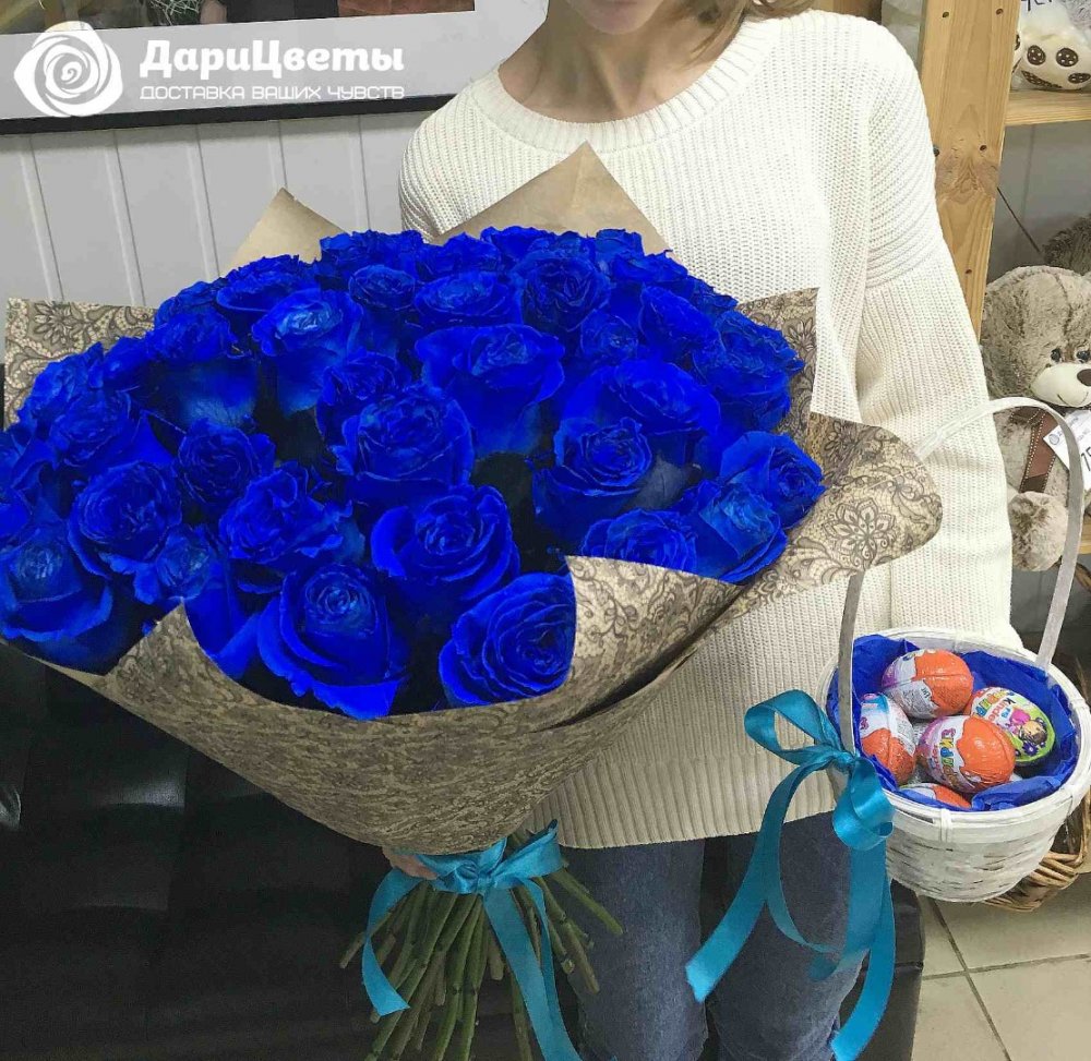 Коробка с синими розами