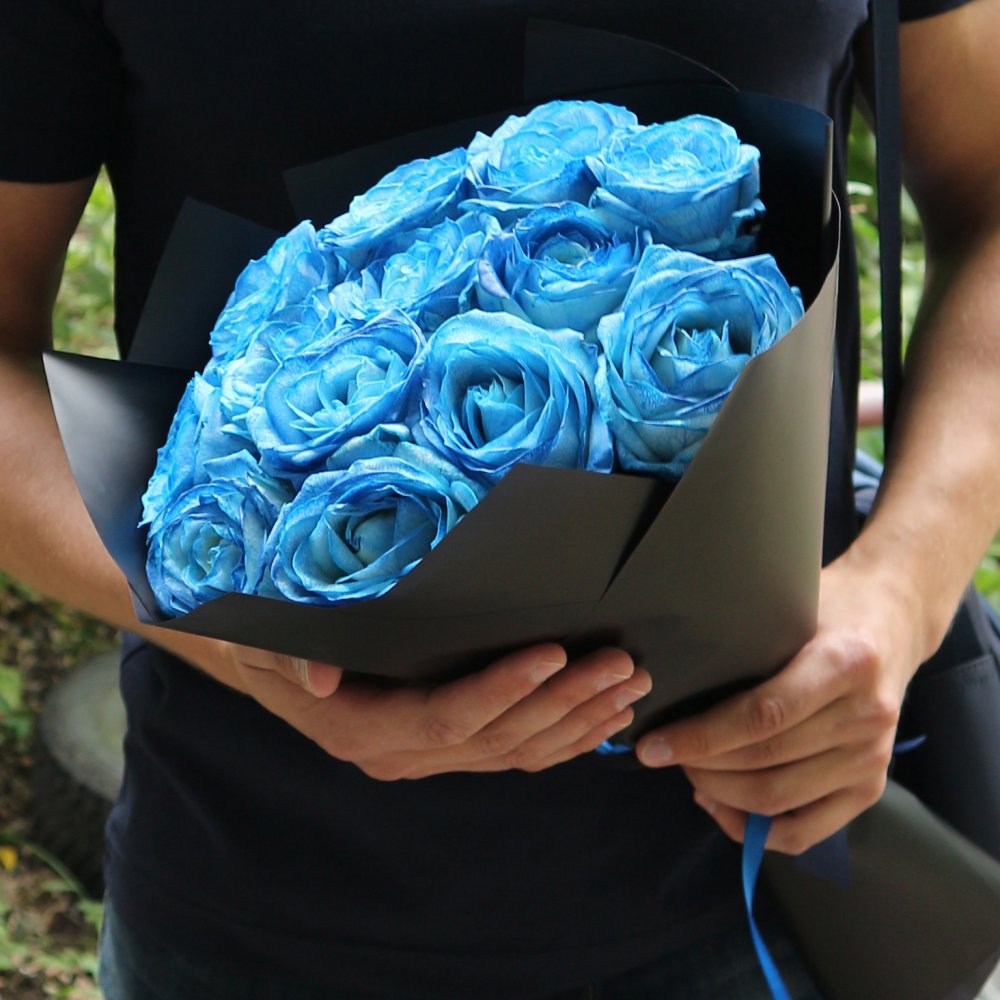 Синие розы букет в руках