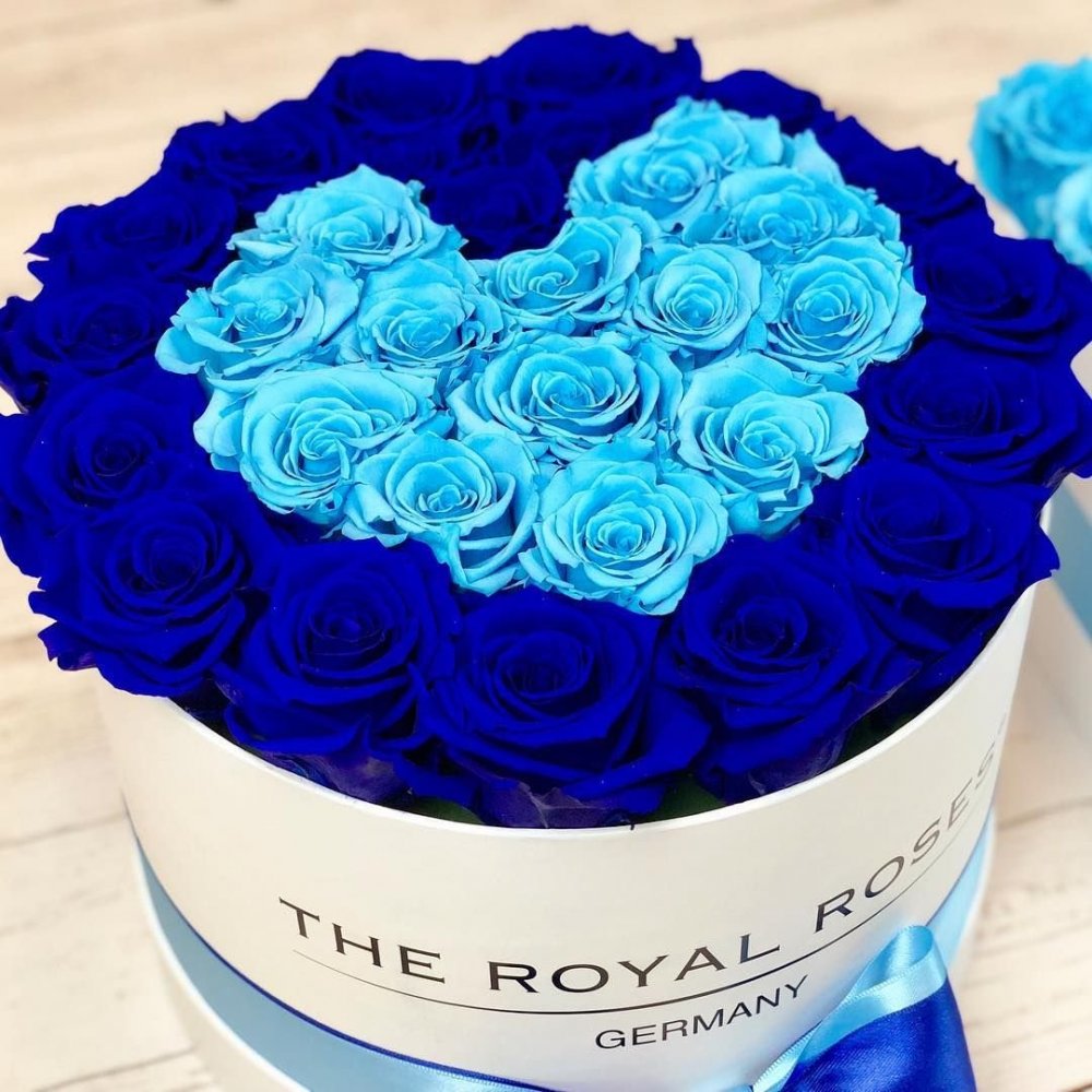 Синие розы в коробке