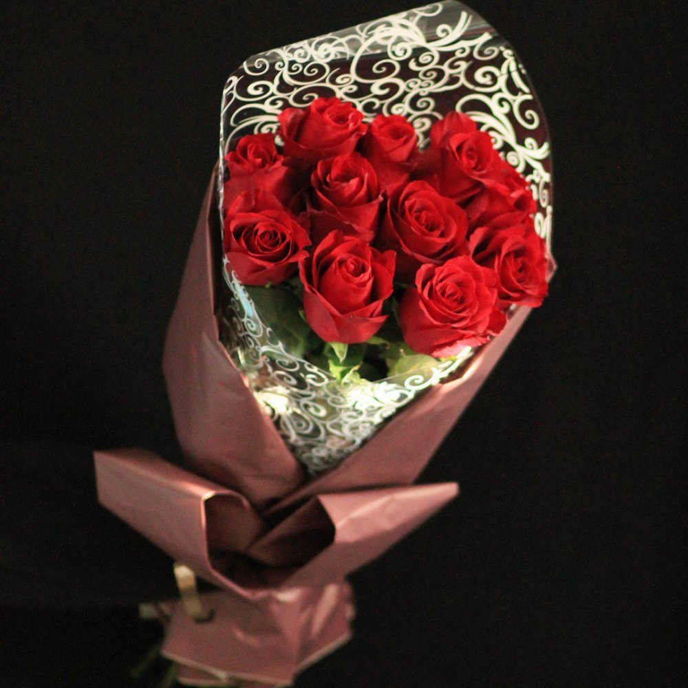 Букет красных роз в упаковке