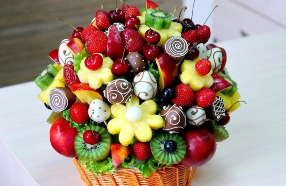 Букет из фруктов и сладостей
