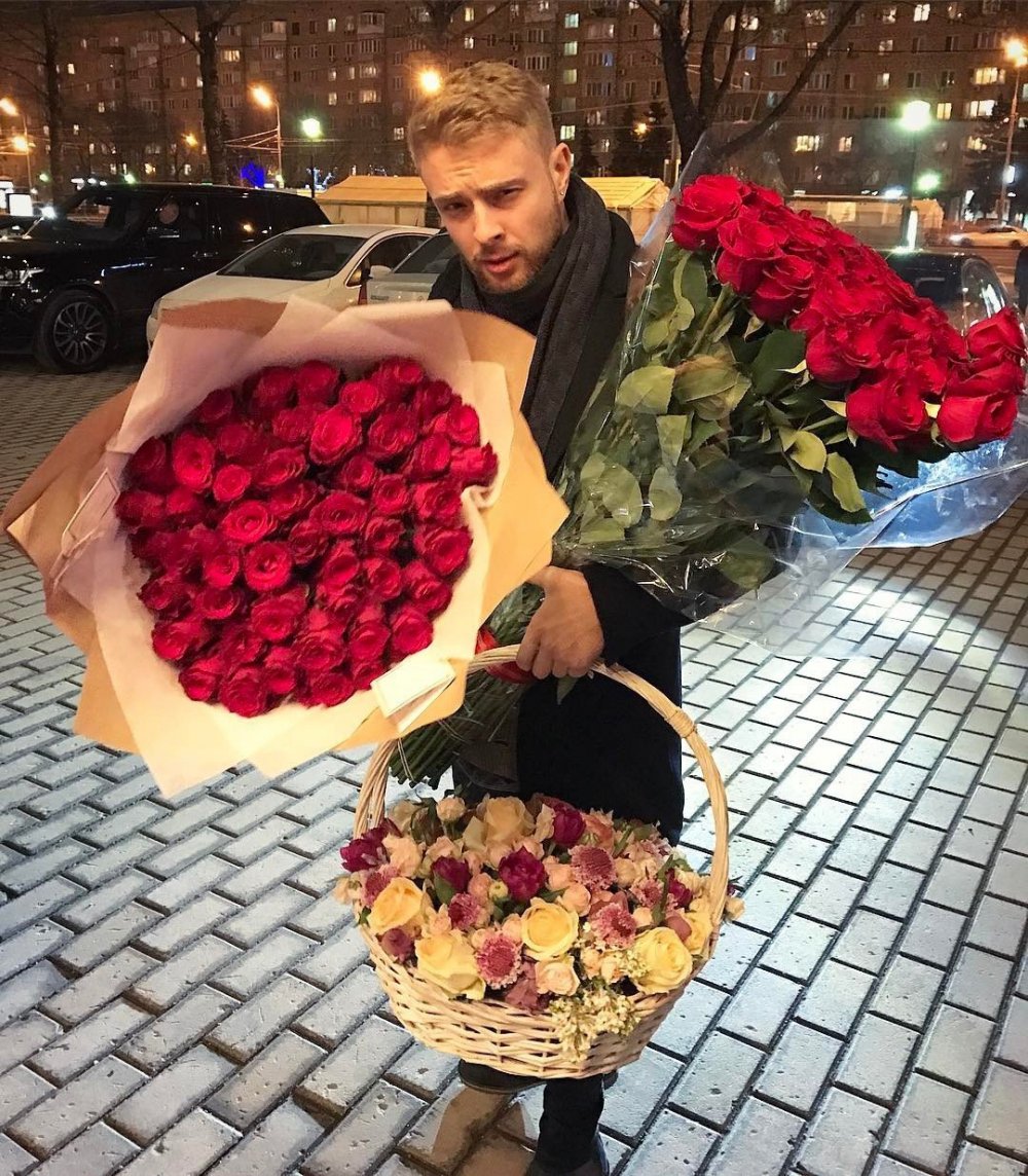 Егор Крид с цветами