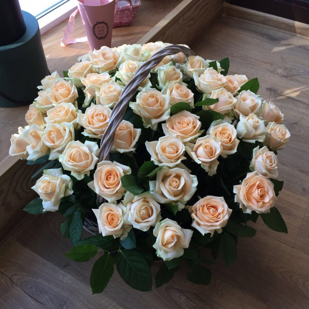 Букет белых роз в вазе дома