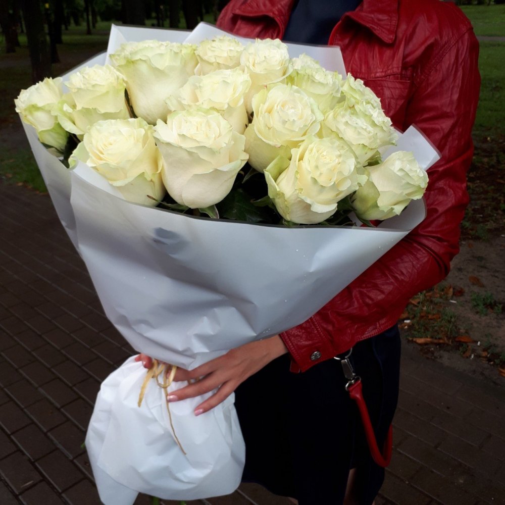 25 Голландских белых роз 80 см