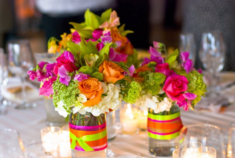 Композиции цветов на праздничном столе