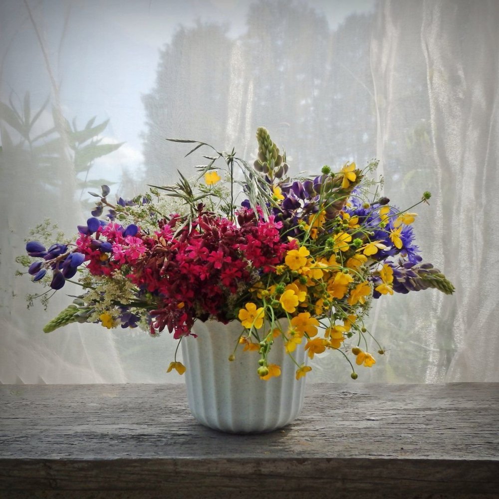 Букет полевых цветов в вазе