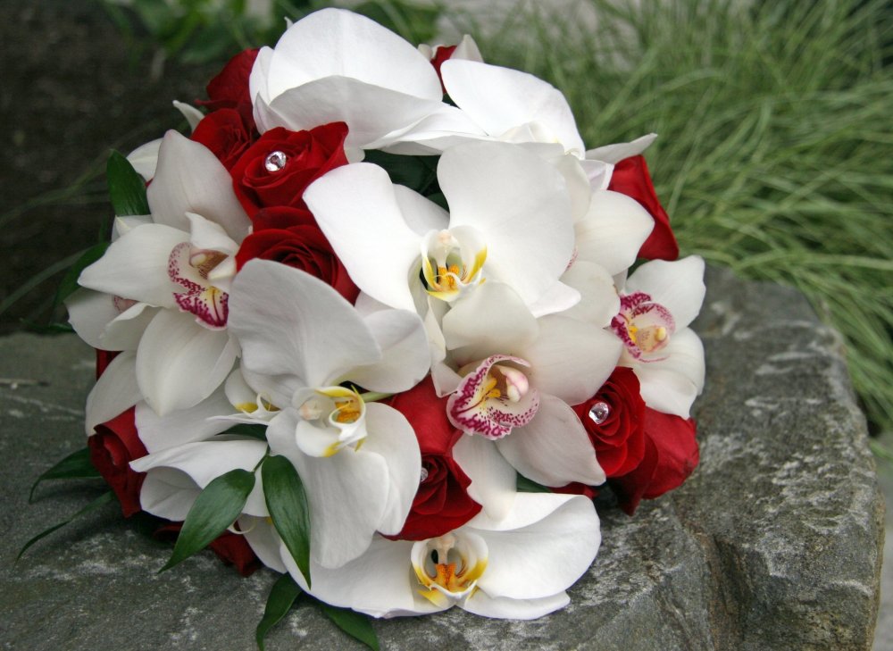 Букет невесты с красными орхидеями