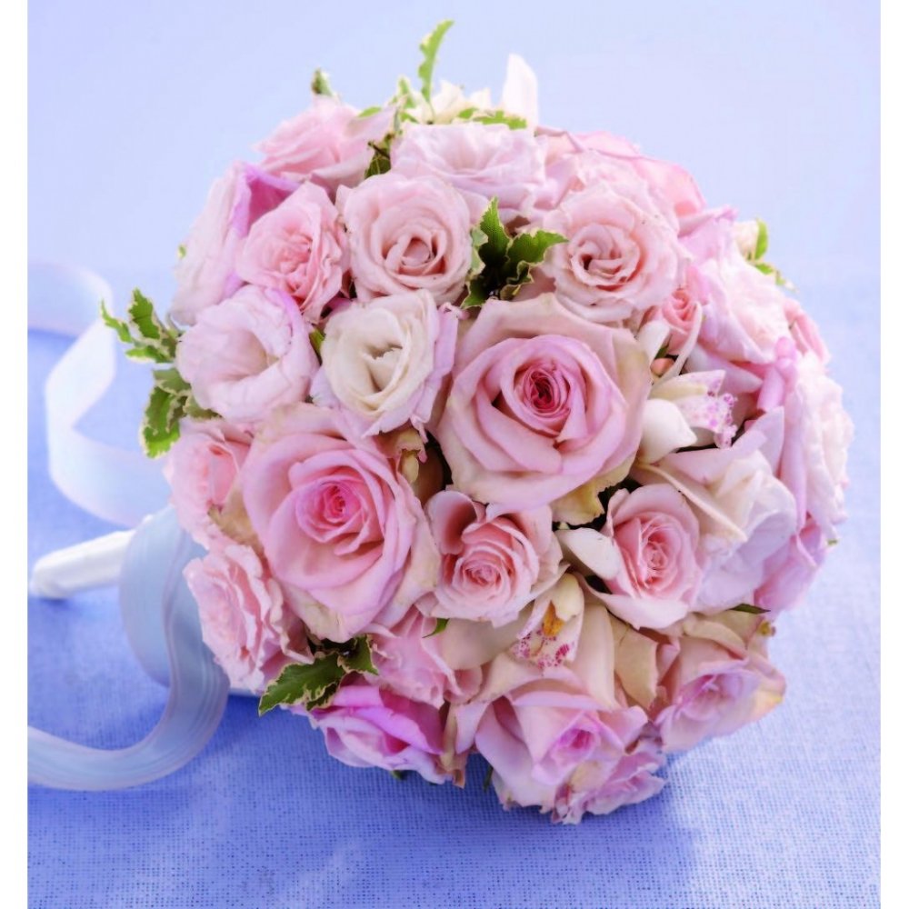 Свадебный букет эустома и кустовая роза