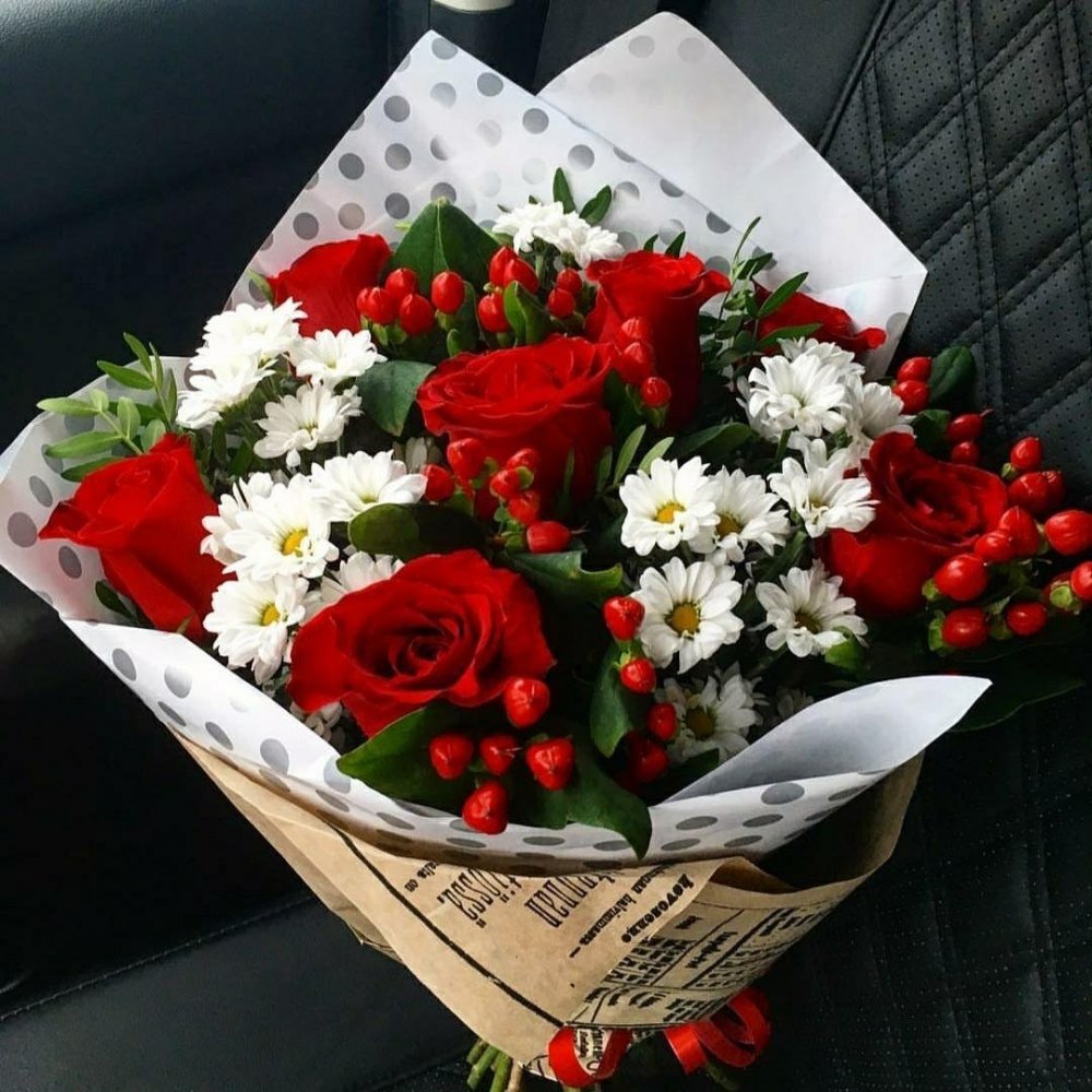 Букет красные розы и белые хризантемы
