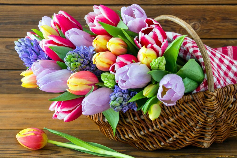 Яркий весенний букет с тюльпанами