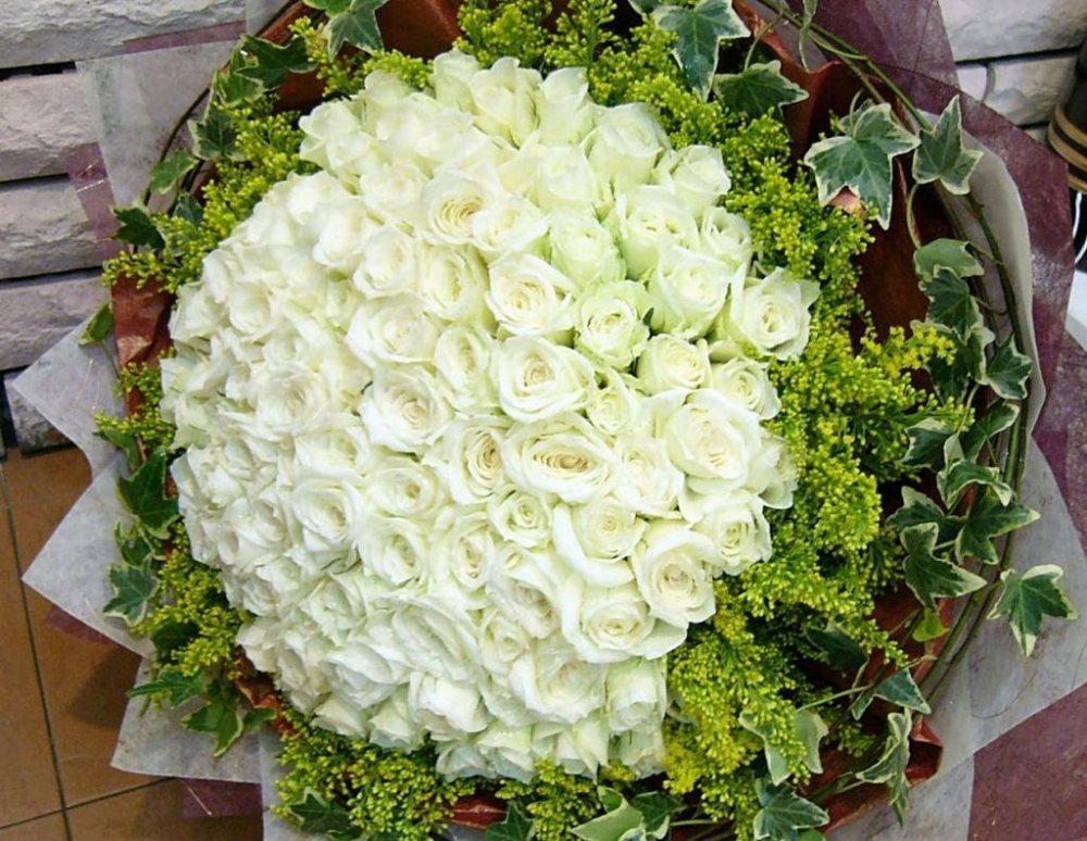 Роскошный букет белых роз