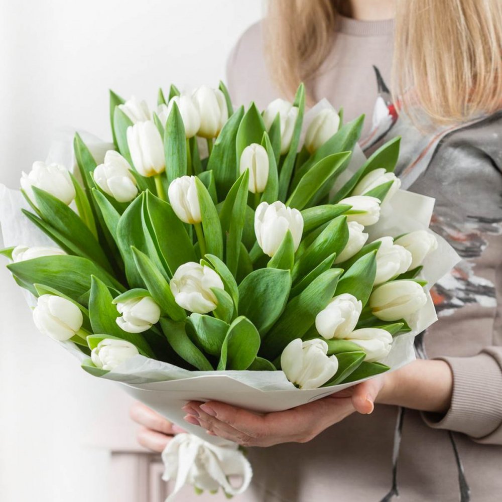 С 8 марта букет белых тюльпанов