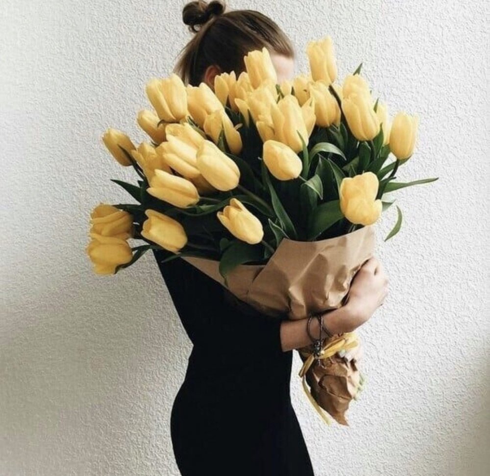 Тюльпаны в руках у девушки