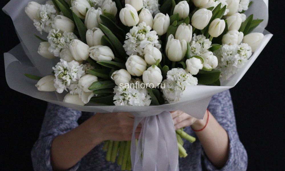 Красивый охапка белых тюльпанов
