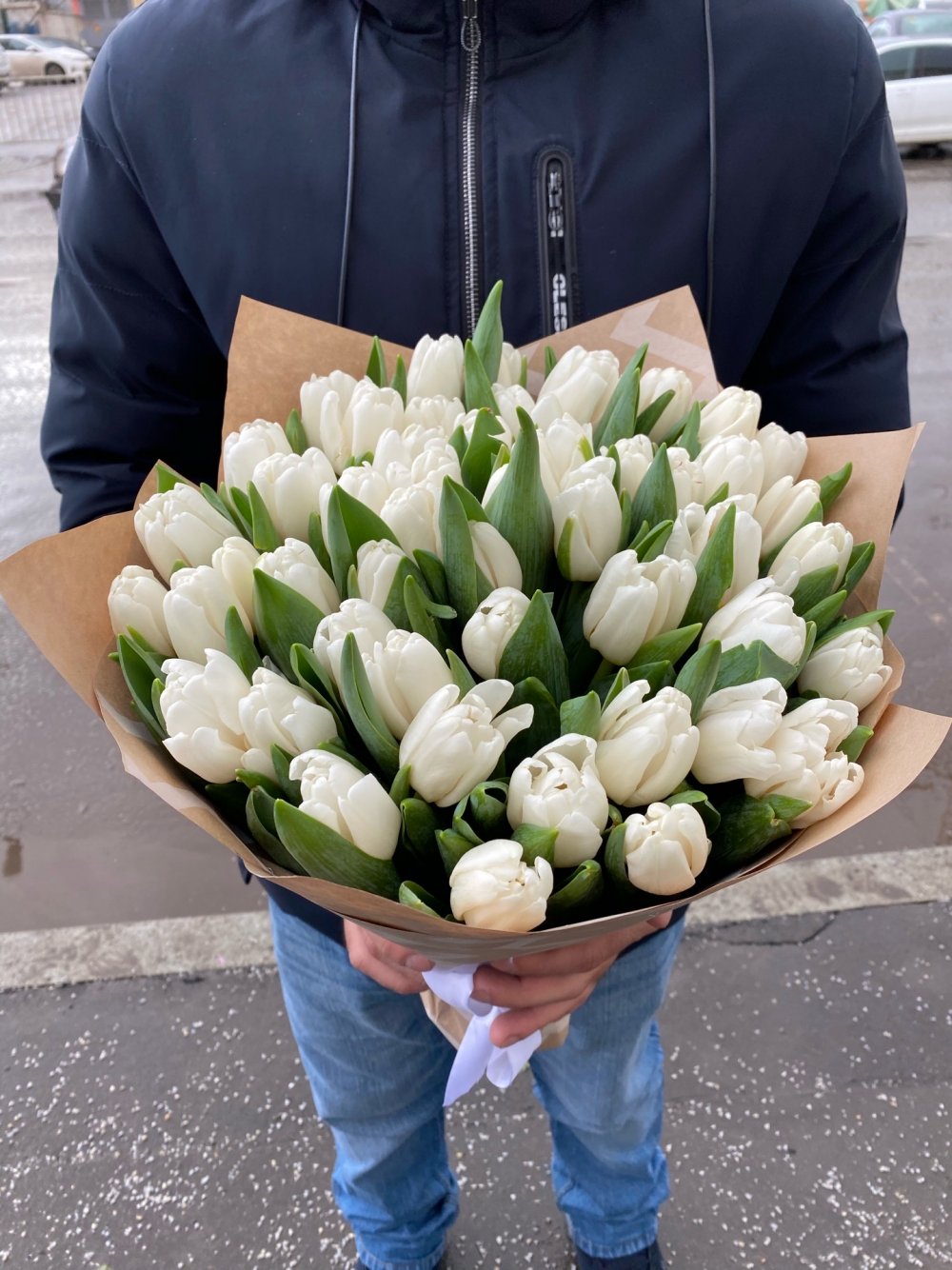 Белые тюльпаны растут