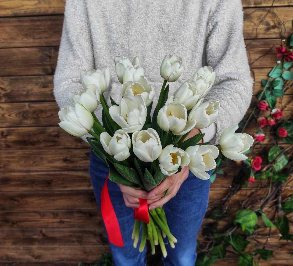 В руке букет белых тюльпанов для фотошопа