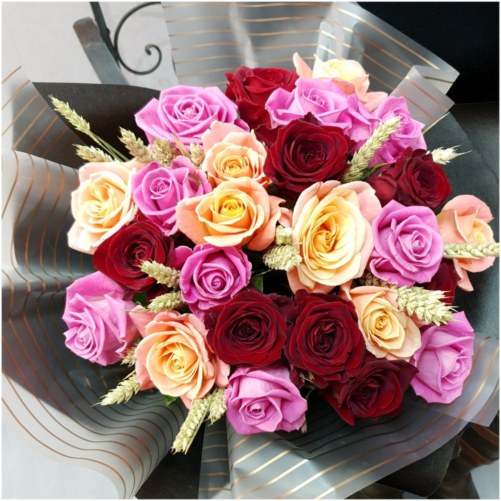 Розовые многоцветные стильные розы креатив букеты