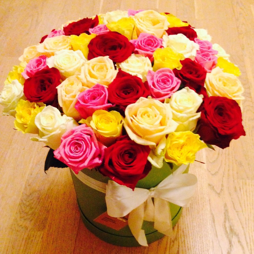 Разноцветные розы букет в коробке