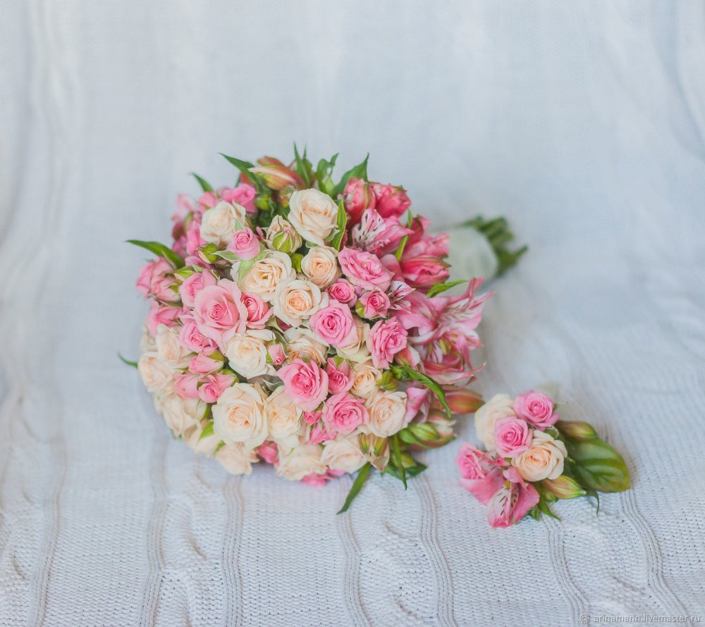 Букет невесты из альстромерии и кустовой розы