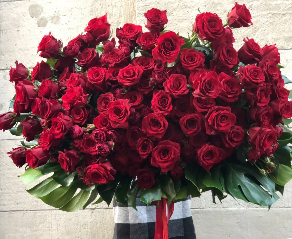 Букет 1000000 алых розы Люксембурга