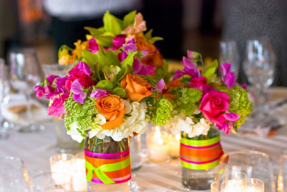 Композиции цветов на праздничном столе