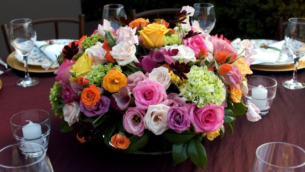 Букет цветов на столе