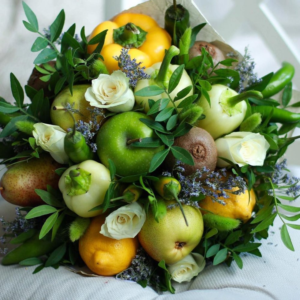 Букет из овощей и цветов