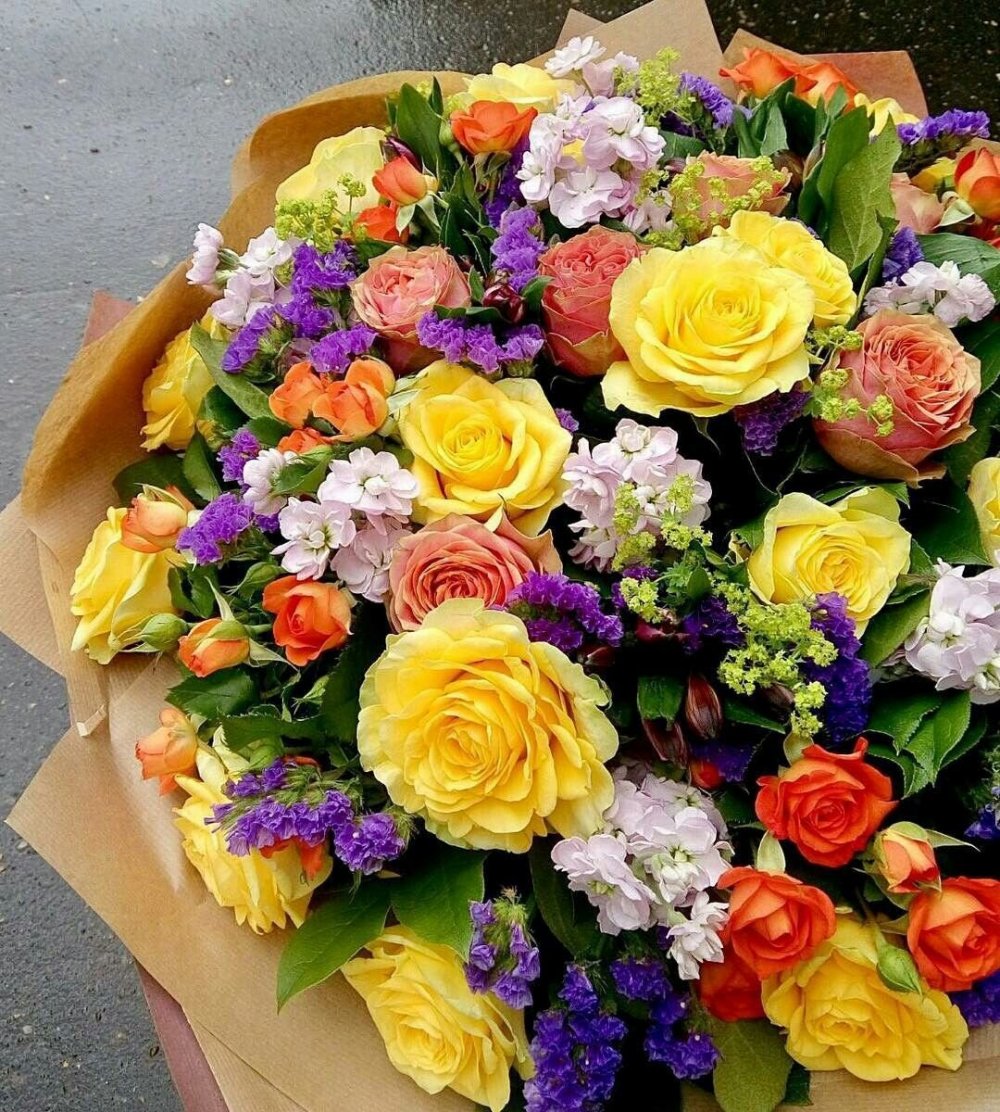 Красивый яркий букет цветов