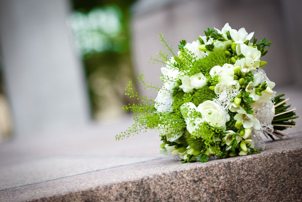 Свадебный букет из диантусов белых и зелени
