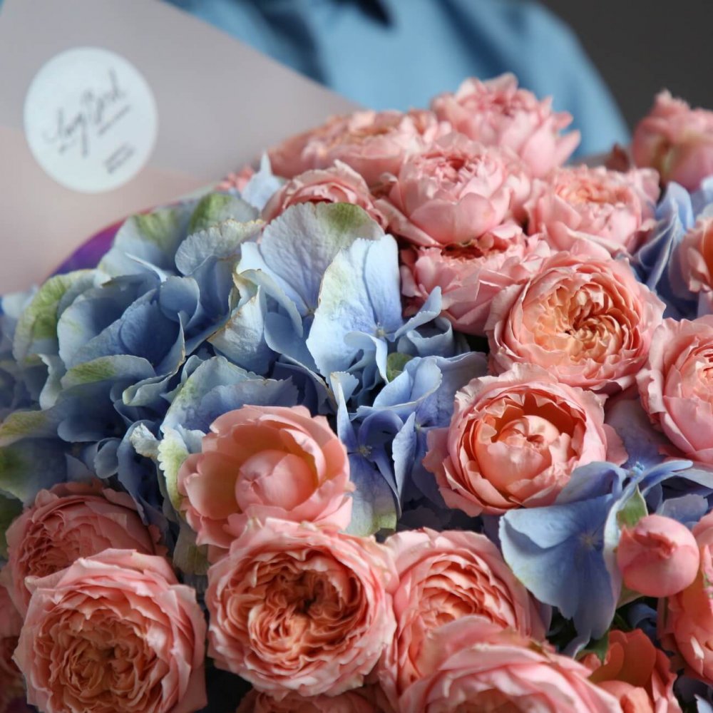 Свадебный букет с пионовидными розами и гортензией
