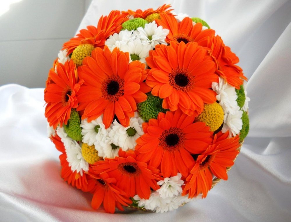 Букет невесты оранжевый герберы хризантемы