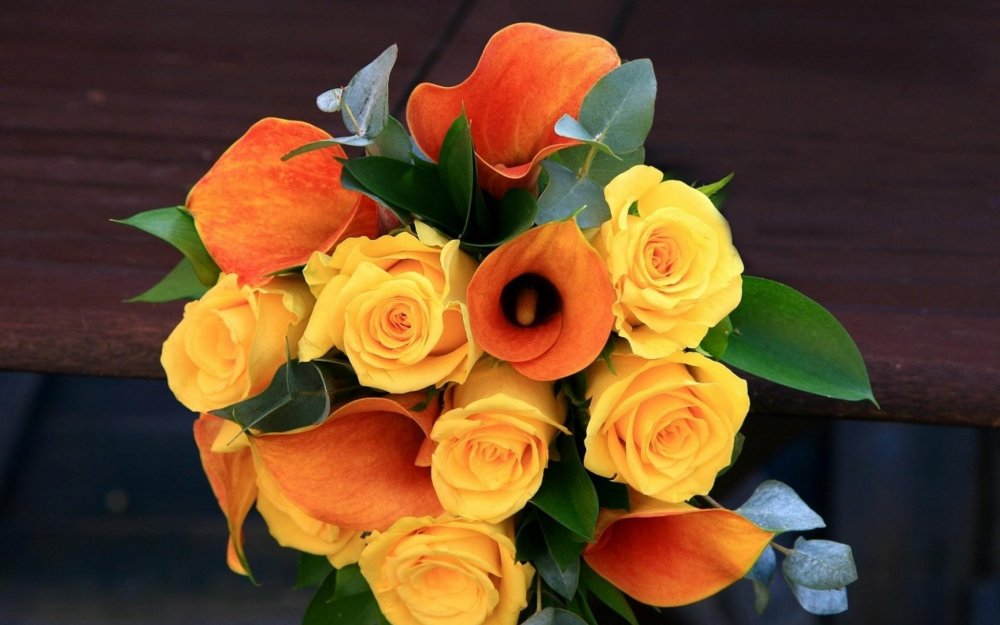Оранжевые каллы розы желтые