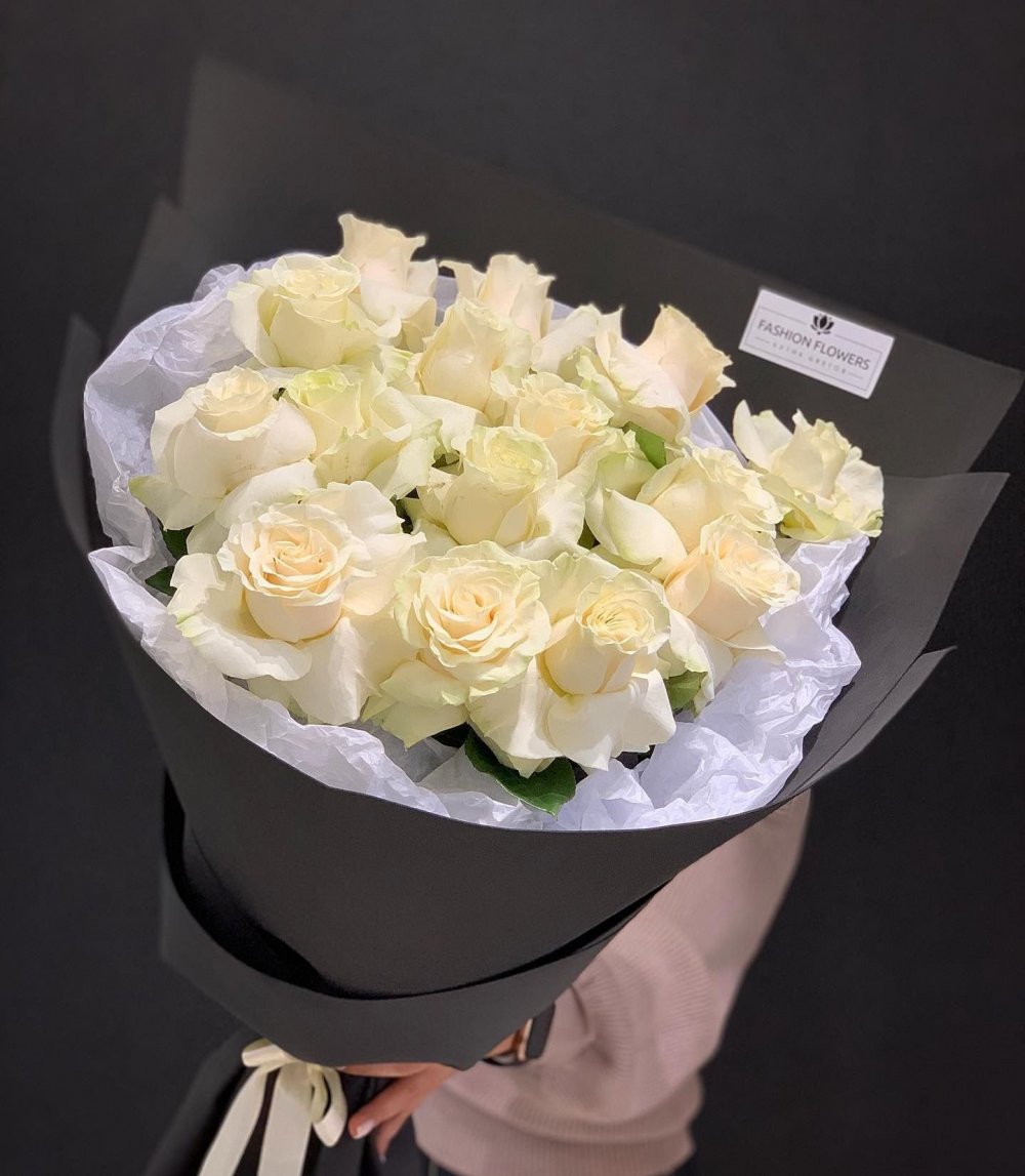 Современные букеты с белыми розами