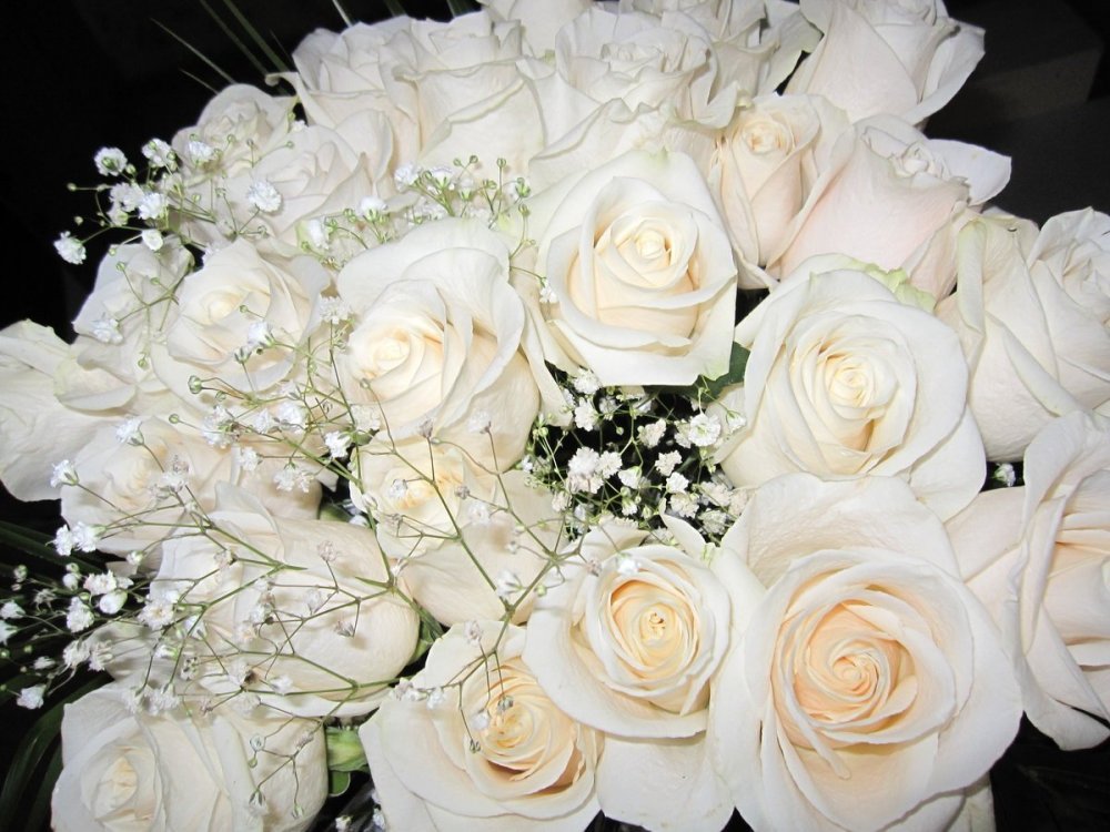 Красивые букеты цветов в белом цвете