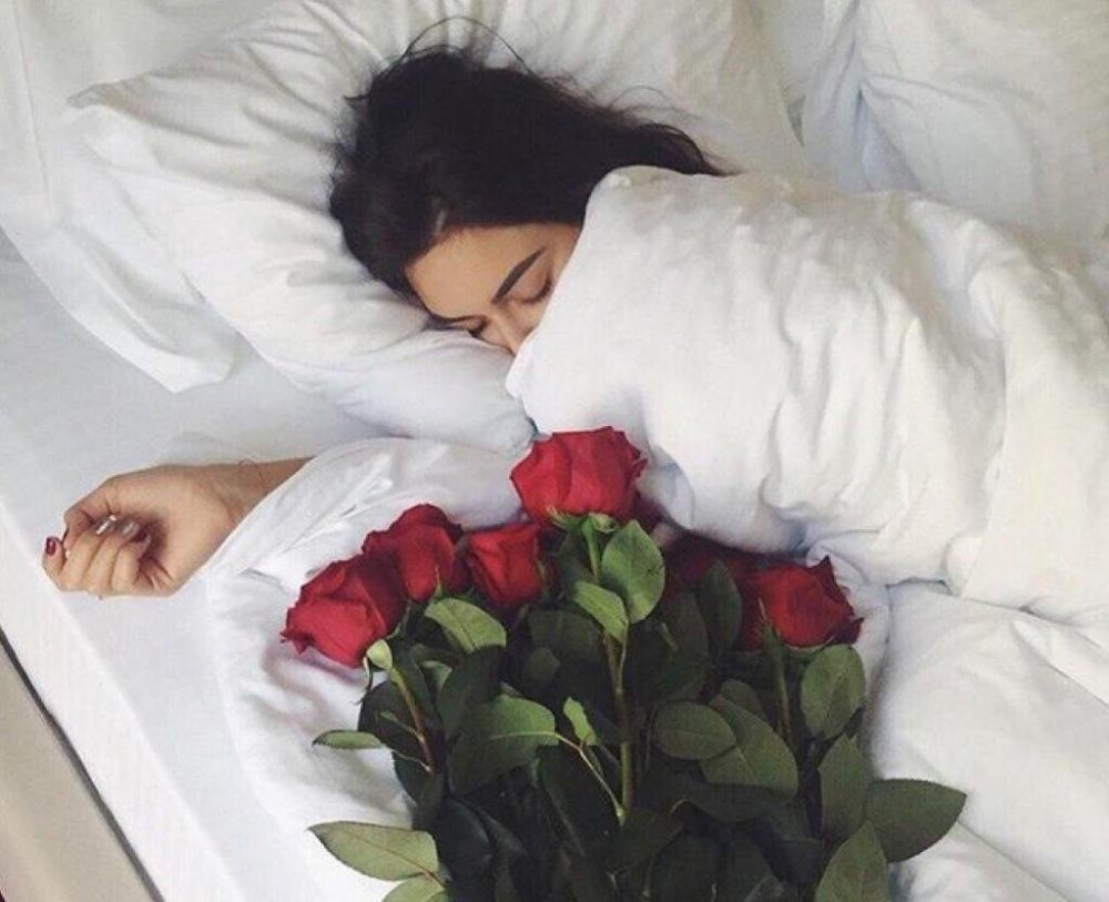 Женщина в постели с цветами
