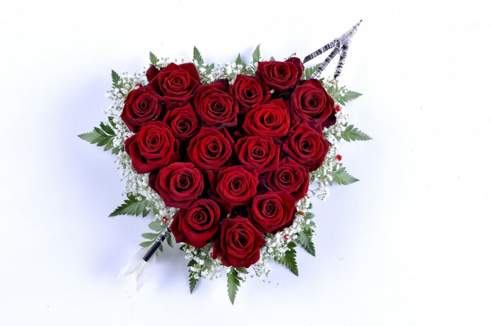 Букет роз в виде сердца на черном фоне