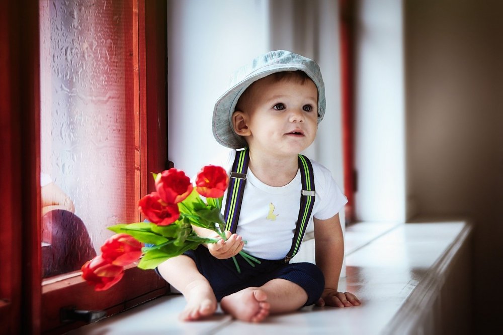 Малыш с цветами