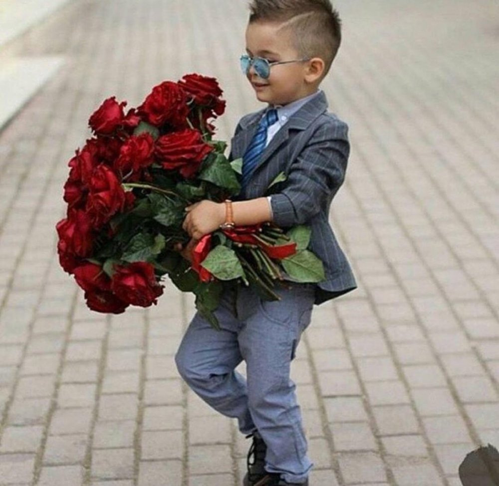 Мальчик Дари девочке цветы