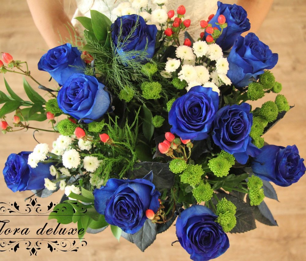 Цветок с подарком синий