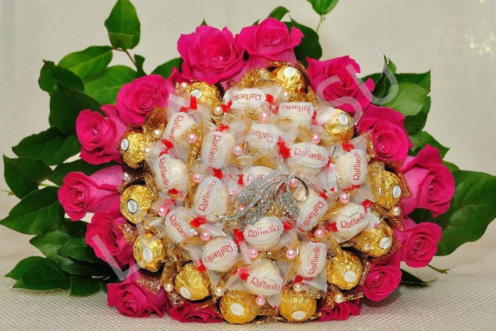 Букет с конфетами и цветами