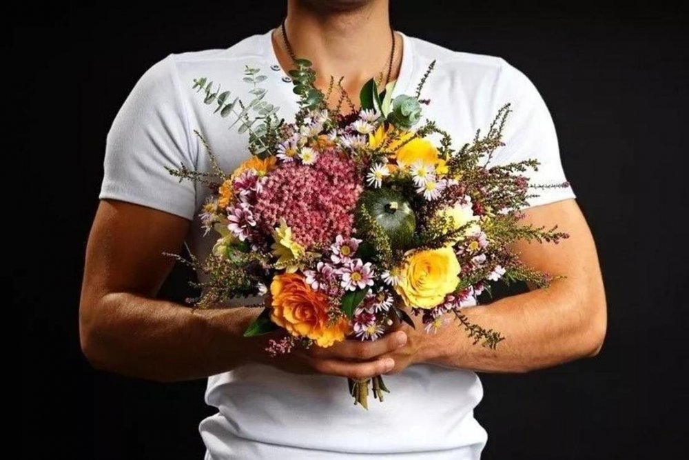 Красивый парень с цветами