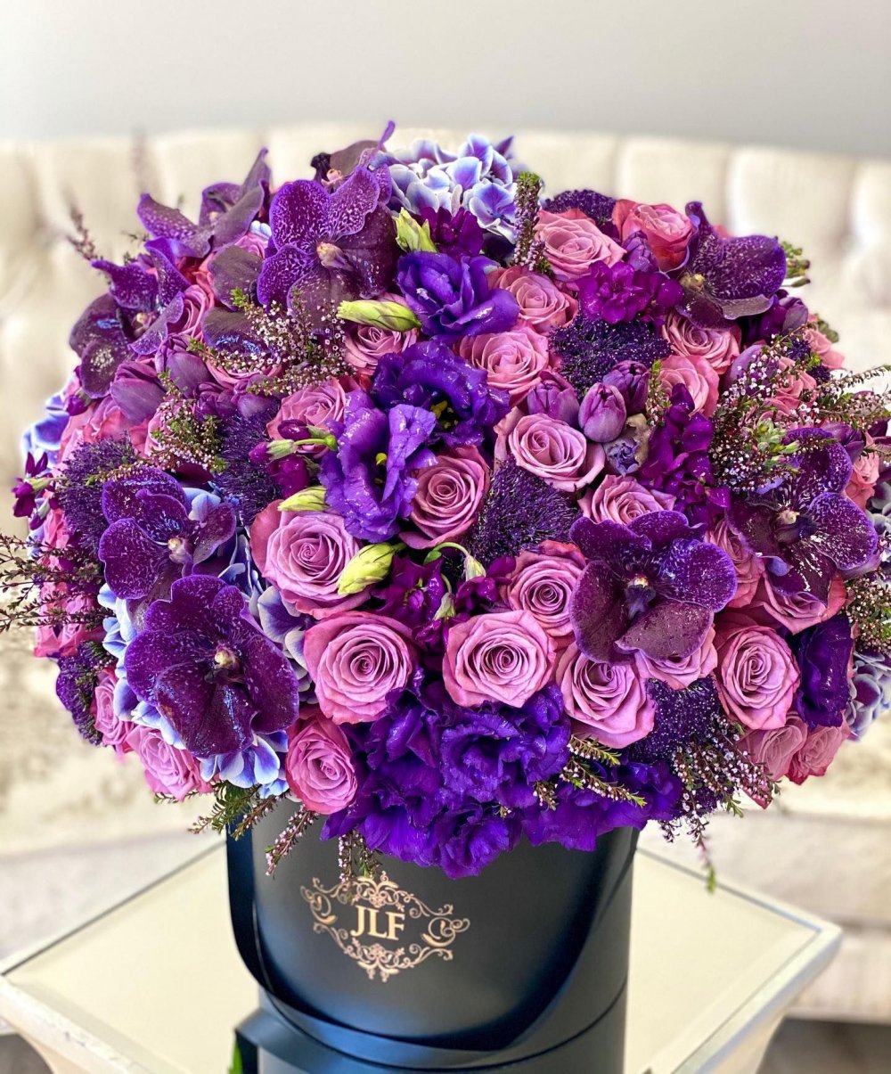 Огромный букет фиолетовых цветов