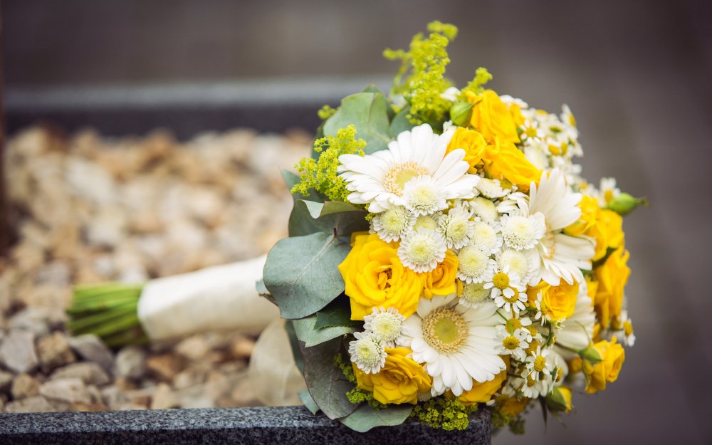 Свадебный букет с желтой хризантемой