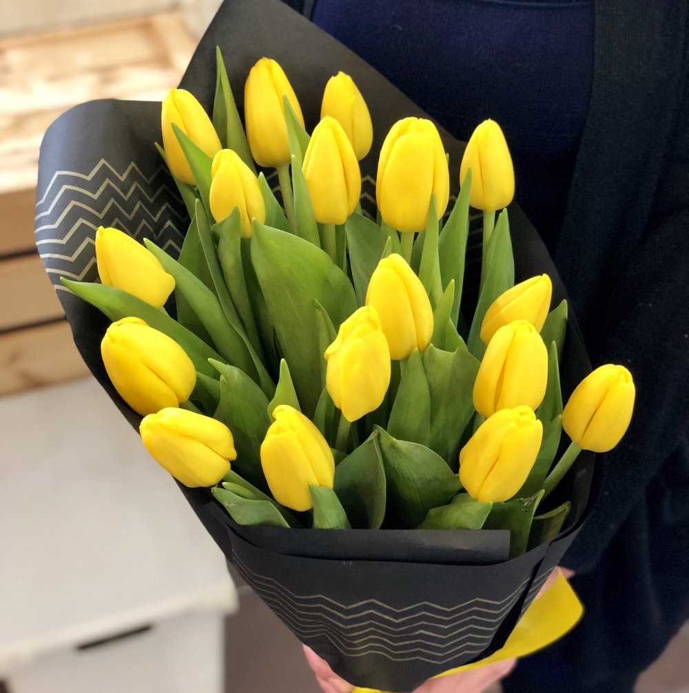 Желтые тюльпаны в букете лентой